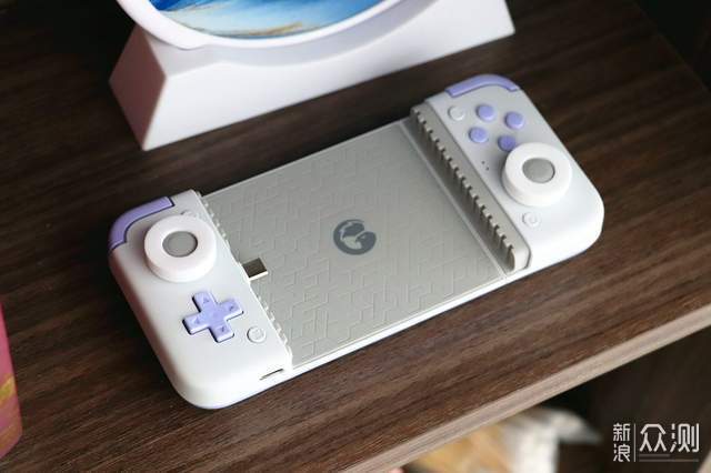 手機搖身變身掌機?蓋世小雞X2s遊戲手柄開玩_新浪眾測