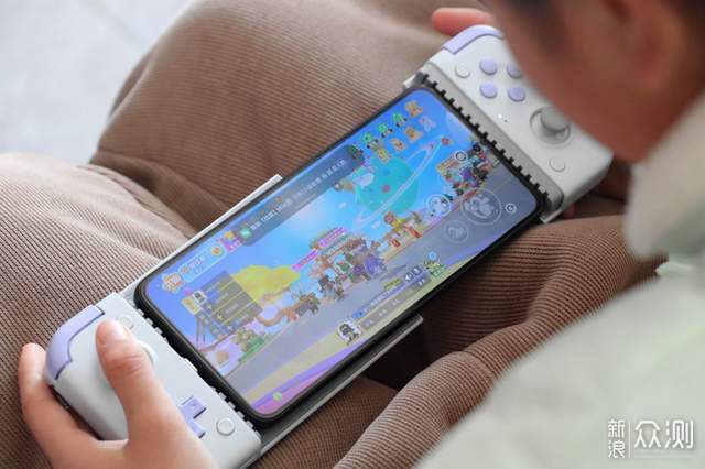 手機搖身變身掌機?蓋世小雞X2s遊戲手柄開玩_新浪眾測