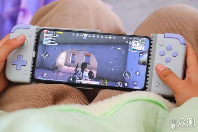 手機搖身變身掌機?蓋世小雞X2s遊戲手柄開玩_新浪眾測