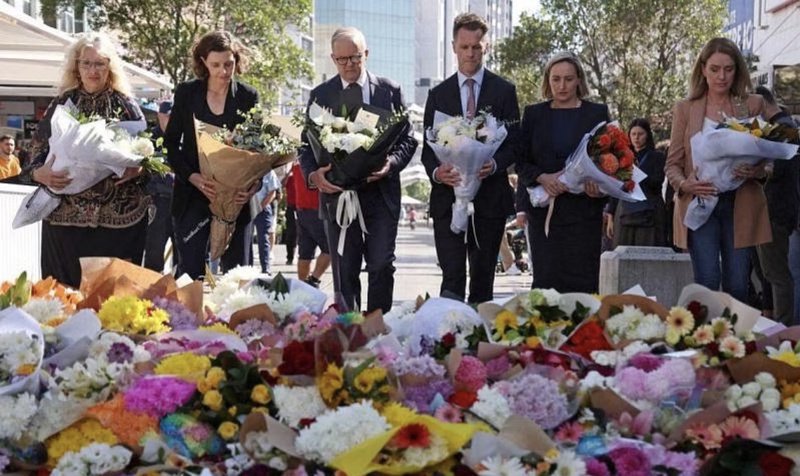 4月14日，澳洲總理、新南威爾斯州長等官員，在雪梨遇襲商場外擺放鮮花悼念遇難者。
