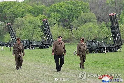 據朝中社4月23日報導，北韓前一天在國家核武器綜合管理體系——「核扳機」體系內進行超大型火箭炮發射訓練，國務委員會委員長金正恩（居中）現場指導。圖源：朝中社