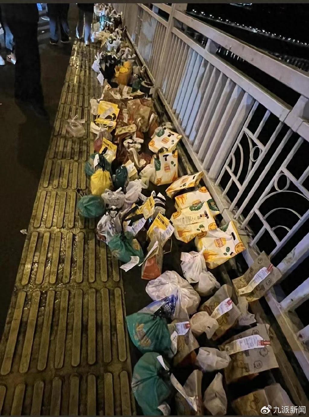 重慶長江大橋上祭奠「胖貓」的外賣。圖/社交媒體用戶可可睡不著