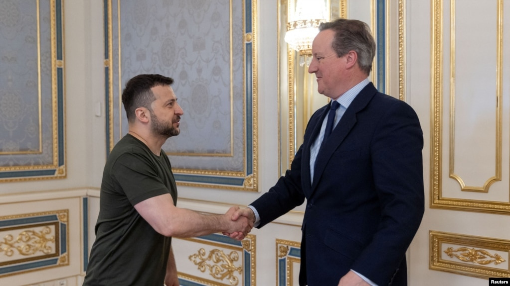  當地時間5月3日，英國外相卡梅倫與烏克蘭總統澤連斯基在基輔舉行會談。