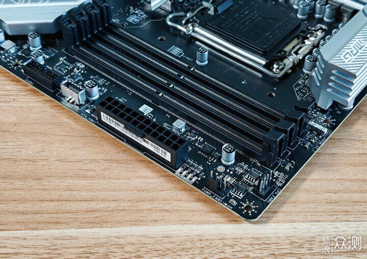入夏電腦水冷正當時,白色更清爽_新浪眾測