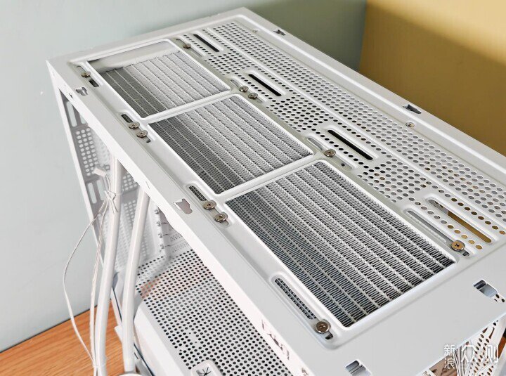 入夏電腦水冷正當時,白色更清爽_新浪眾測