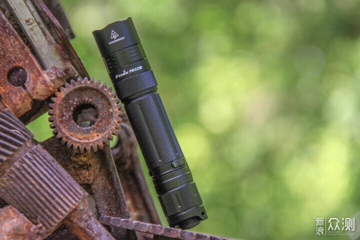 靜極而動、全能守護:FENIX PD32R手電_新浪眾測