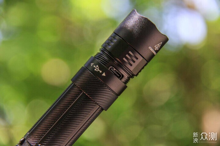靜極而動、全能守護:FENIX PD32R手電_新浪眾測