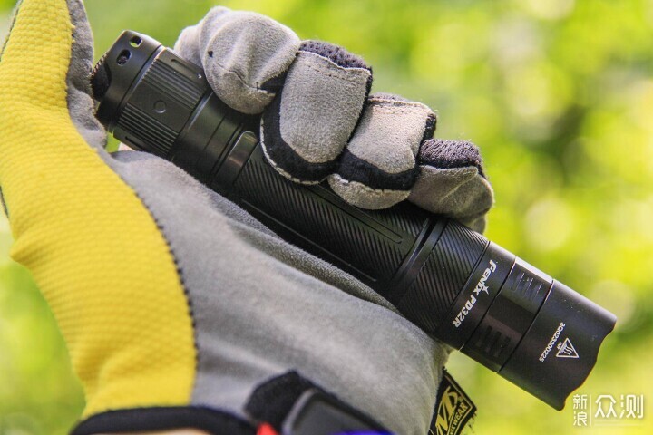 靜極而動、全能守護:FENIX PD32R手電_新浪眾測
