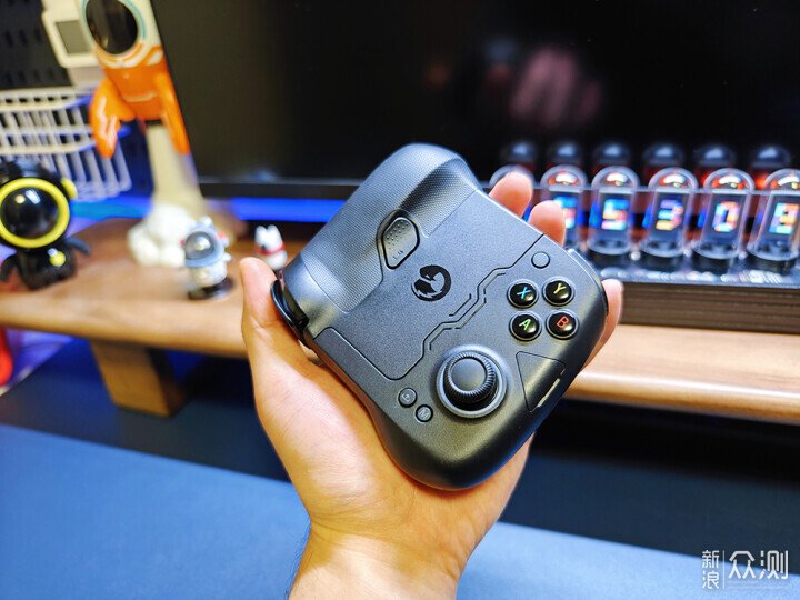 自由組合無限可能-蓋世小雞X4分離式遊戲手柄_新浪眾測