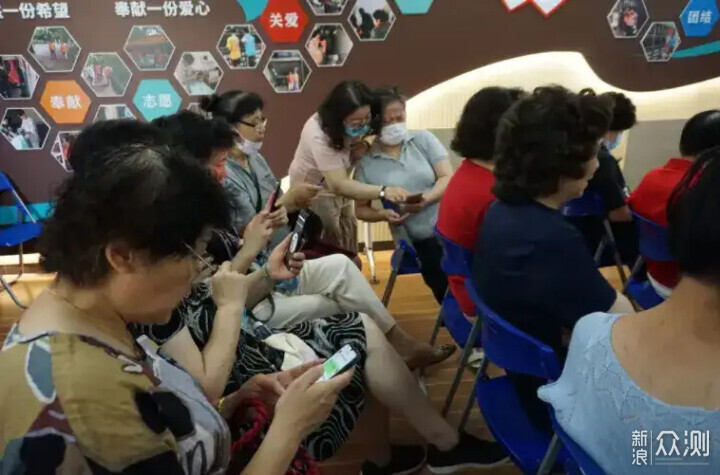 教長輩老人用手機,勤錄“課程錄像”很重要!_新浪眾測