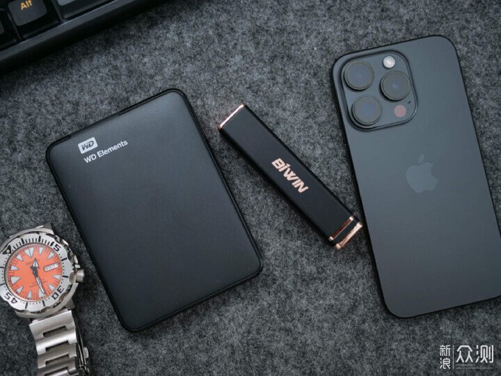 手機容量不夠？用佰維PD2000給iPhone擴容4TB_新浪眾測