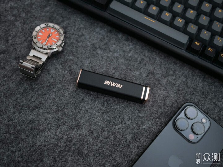 手機容量不夠？用佰維PD2000給iPhone擴容4TB_新浪眾測