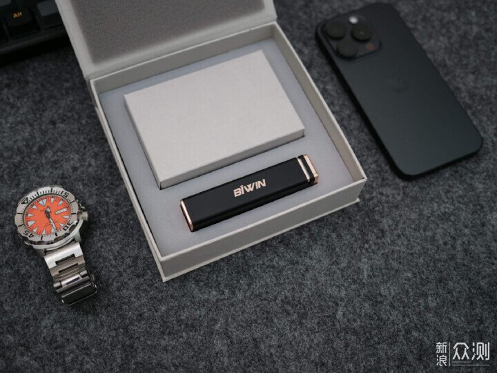 手機容量不夠？用佰維PD2000給iPhone擴容4TB_新浪眾測