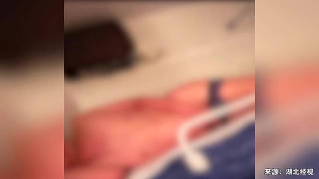 男子卧铺面对女乘客裸睡