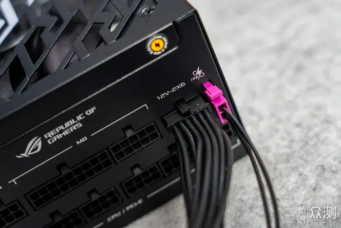 AsusROG STRIX白金雷鷹1000W氮化镓電源開箱_新浪眾測