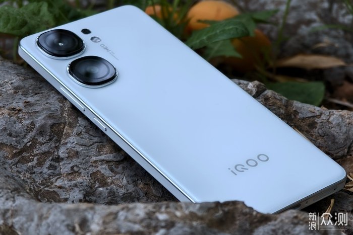 iQOO Neo9S Pro:夏日遇見星曜白_新浪眾測