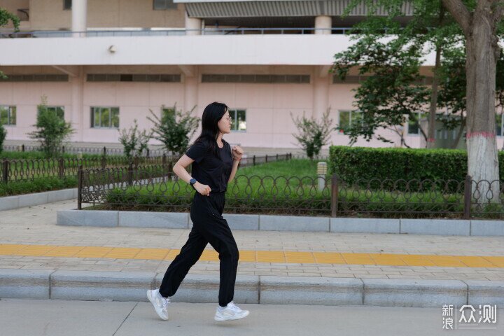 專注專業跑表:宜準R7雙頻全星座跑表評測_新浪眾測