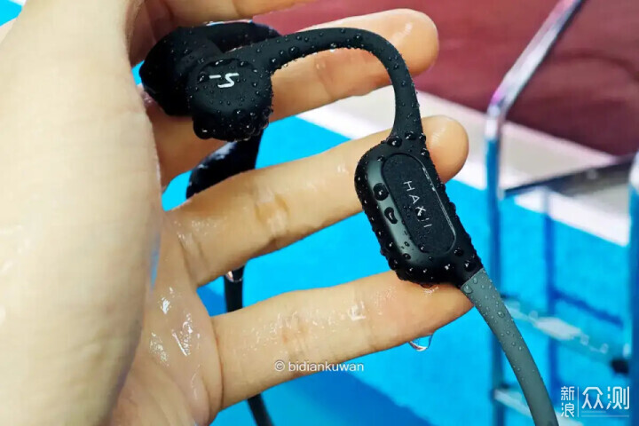 真防水!哈氪漫遊骨傳導耳機:游泳也能聽歌_新浪眾測