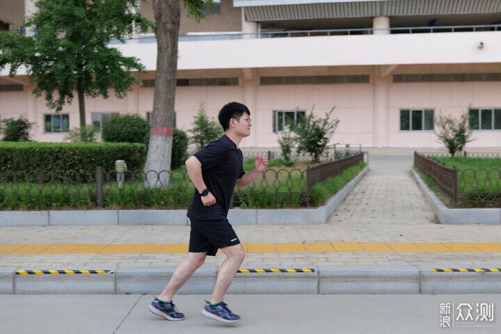 專注專業跑表:宜準R7雙頻全星座跑表評測_新浪眾測