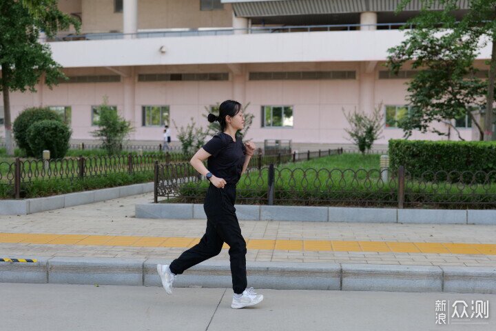 專注專業跑表:宜準R7雙頻全星座跑表評測_新浪眾測