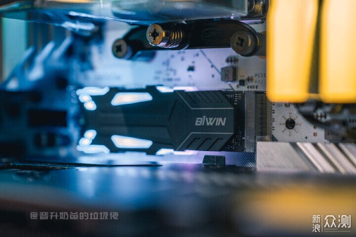 RGB固態,佰維NV7400 HEATSINK七彩靈石SSD_新浪眾測