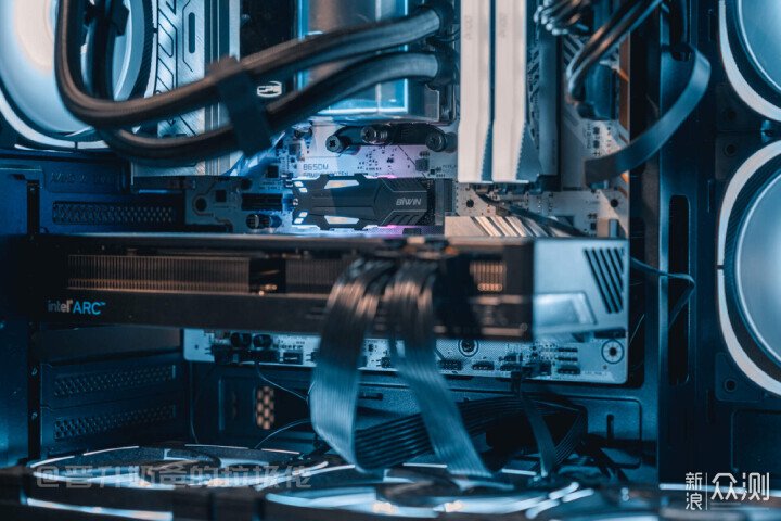 RGB固態,佰維NV7400 HEATSINK七彩靈石SSD_新浪眾測