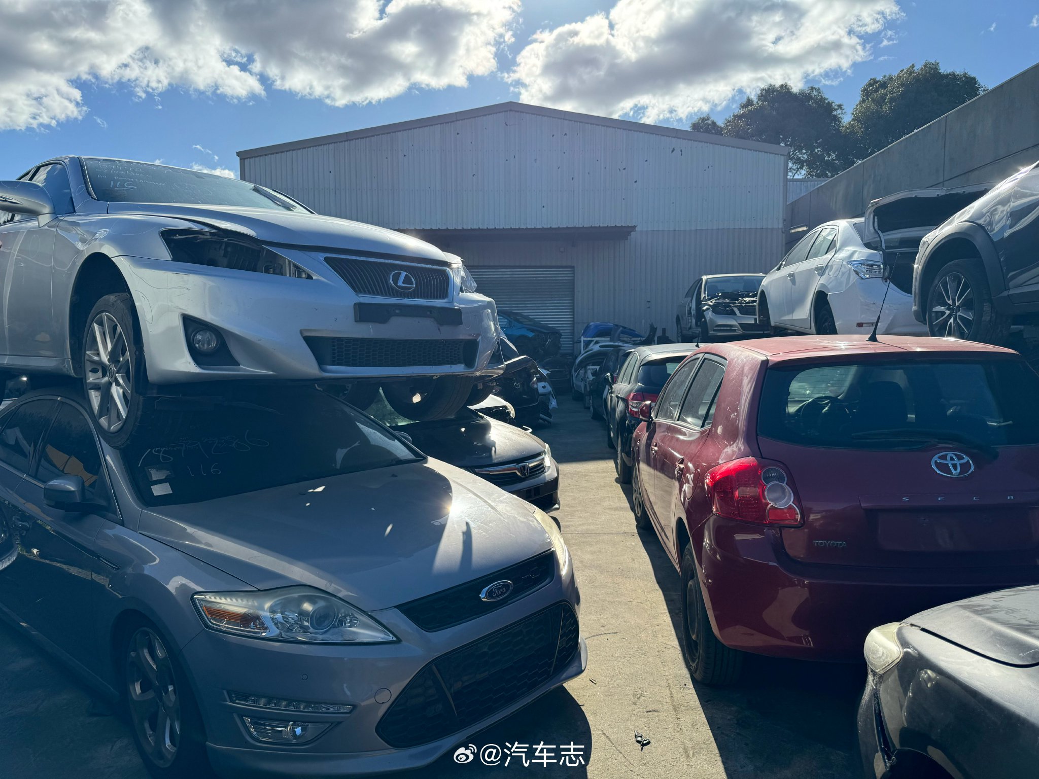 视频：来体验一下澳式修车 直接来拆车厂找配件 看见合适就淘 砍价-成交-安装