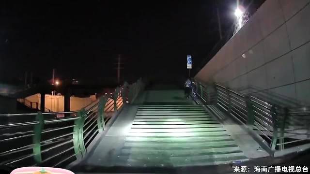 代驾听指挥走人行道被堵住