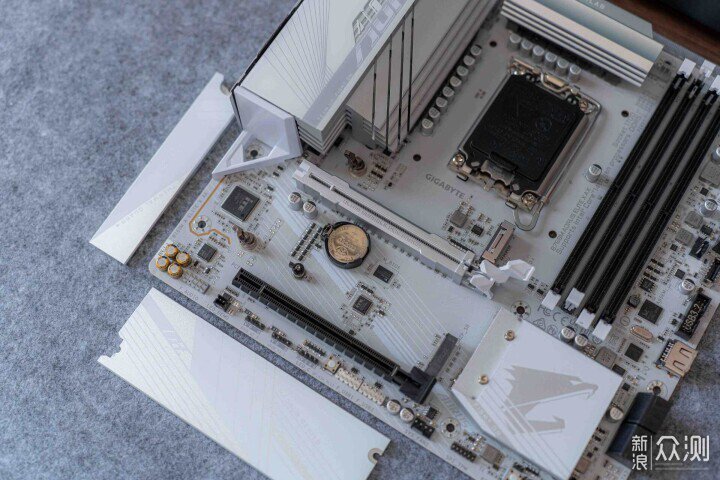 電競氛圍拉滿丨B760X冰雕+龍耀D500G超頻實戰_新浪眾測