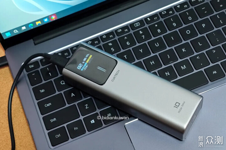 出差人的充電寶,選什麼更好用?試試酷態科10號_新浪眾測