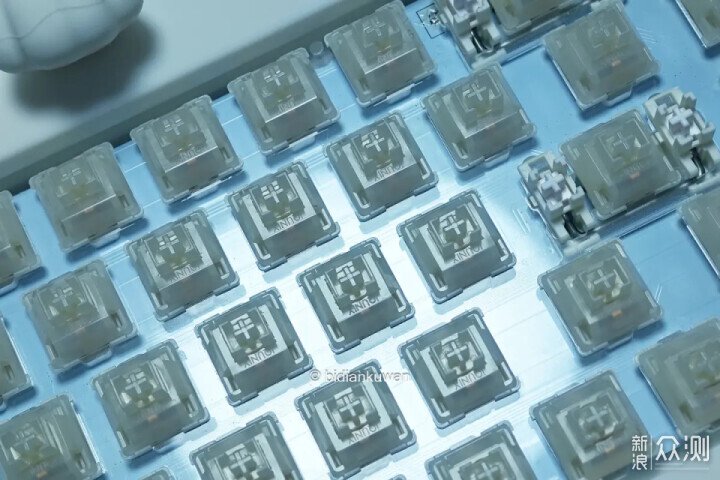 100%全POK+極致手感:IQUNIX璞玉軸改裝體驗_新浪眾測