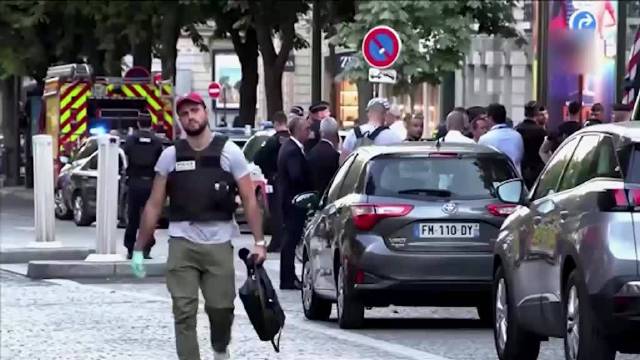 法国巴黎发生持刀袭击事件