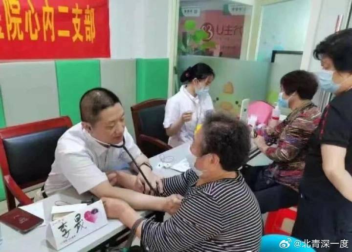 李晟醫生(左一)生前工作照
