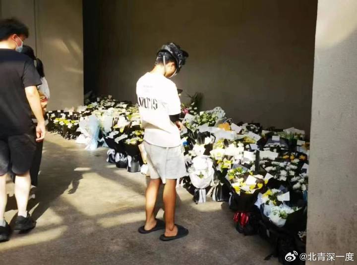 民眾自發前去弔唁李晟醫生