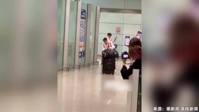 张博恒被粉丝堵机场厕所