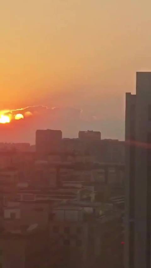 成都市民拍下7个太阳同框 专家：夹层玻璃形成的虚像