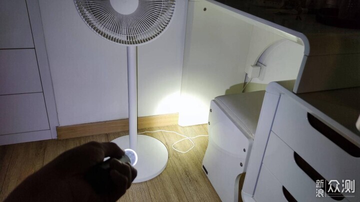 小米發佈首款輕量化多功能手電筒_新浪眾測