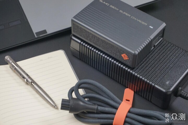 遊戲本遇上黑科技!氮化镓SlimQ F330W充電器_新浪眾測