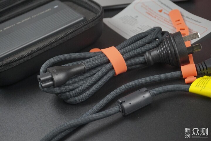 遊戲本遇上黑科技!氮化镓SlimQ F330W充電器_新浪眾測