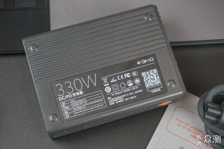 遊戲本遇上黑科技!氮化镓SlimQ F330W充電器_新浪眾測
