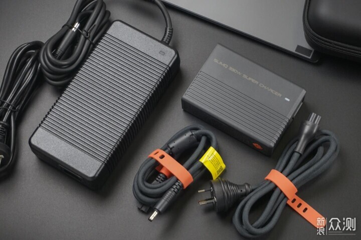 遊戲本遇上黑科技!氮化镓SlimQ F330W充電器_新浪眾測