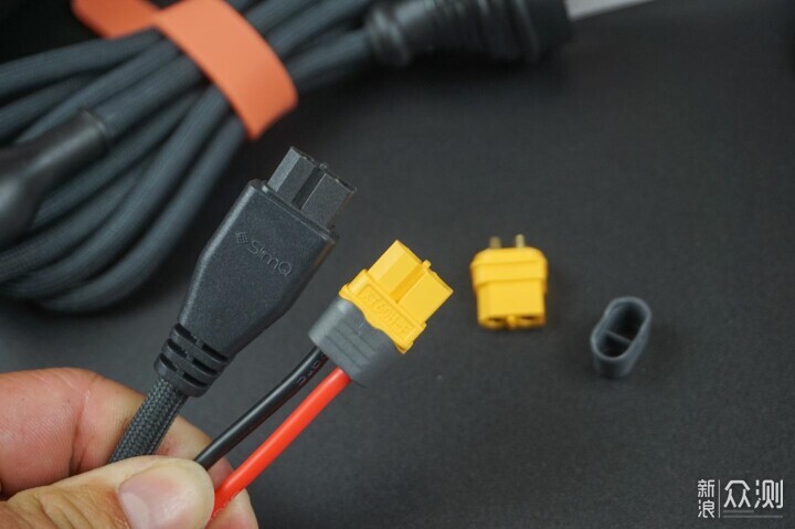 遊戲本遇上黑科技!氮化镓SlimQ F330W充電器_新浪眾測