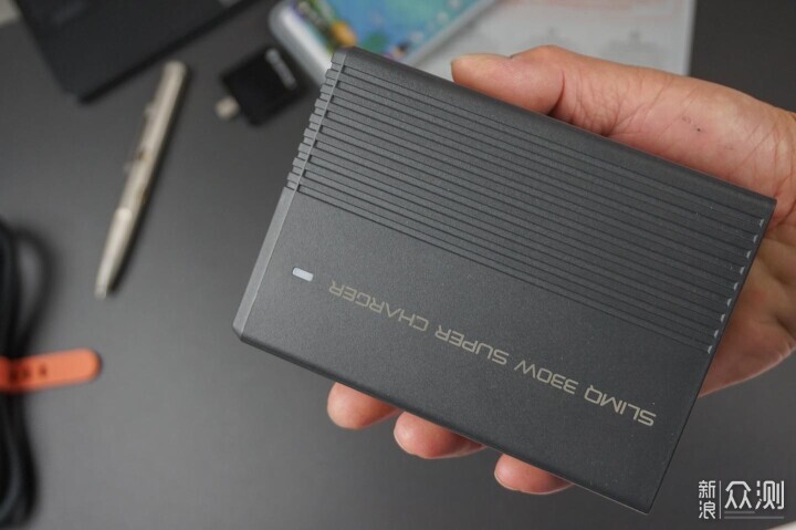 遊戲本遇上黑科技!氮化镓SlimQ F330W充電器_新浪眾測
