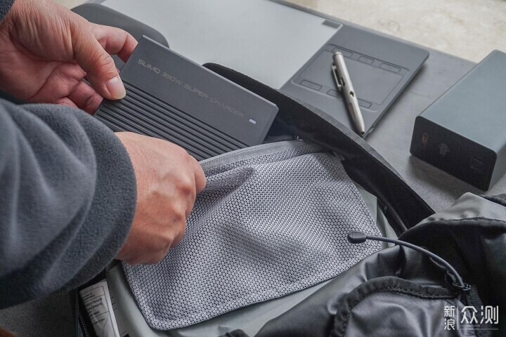 遊戲本遇上黑科技!氮化镓SlimQ F330W充電器_新浪眾測