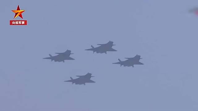 歼20编队惊艳亮相航展