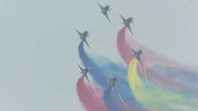 八一飞行表演队炫酷表演