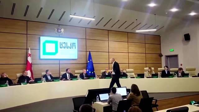 格鲁吉亚官员被泼黑漆