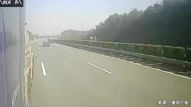 男子开车打苍蝇追尾大货车