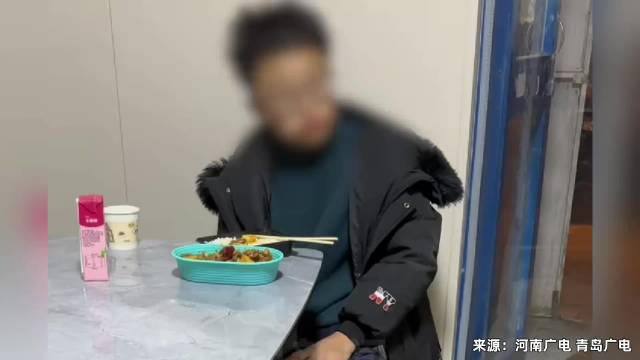 12岁男孩寒夜捡瓶子