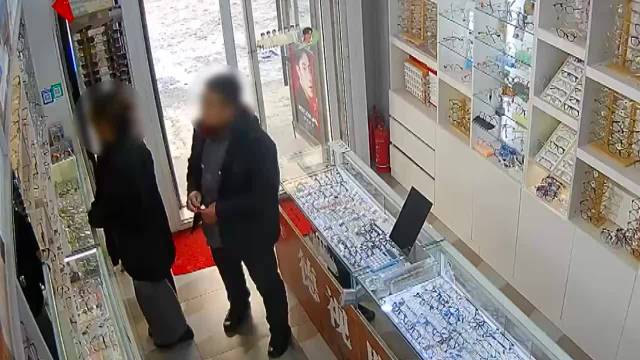 男子进眼镜店举止怪异